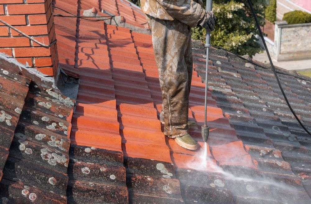 Schoonspuiten van dakpannen en daarna coaten